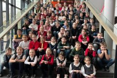 1.-4.kl teātra izrādē “ Māja zem varavīksnes” (29.04.26.)