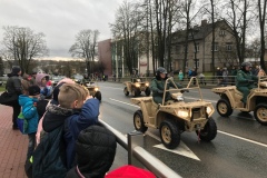 2. klases izglītojamie Bruņoto spēku parādē pie Māras pieminekļa. (07.11.19.)