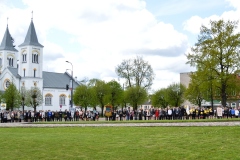 Rēzeknes pilsētas skolu 12. klašu absolventi pie Māras pieminekļa (15.05.2015.)