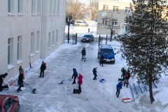 Sniega tīrīšanas talka skolas pagalmā (18.01.2016.)